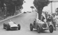 Louis Chiron, piloto com o automóvel Bugatti de 2,3 litros, de 1930, com partida á manivela, e Juan Manuel Fangio em um automóvel Mercedes -Benz, de 1956. Imagem produzida antes do Grande Prêmio de Mônaco, no qual houve um desfile de pilotos campeões e automóveis de competição antigos. Monte Carlo - Monaco - 30/5/1965